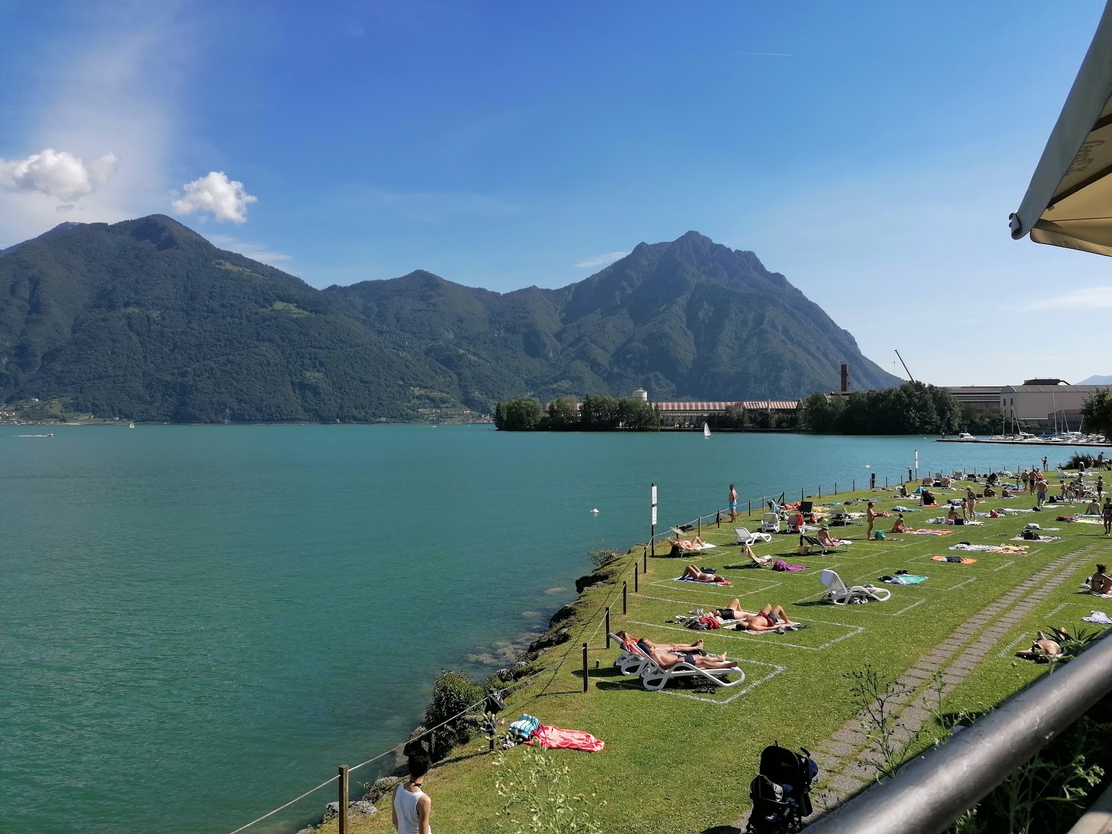 Photo de Piscine di Lovere avec un rivage droit