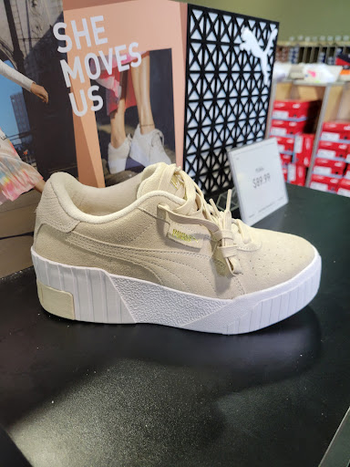 Shoe Store «DSW Designer Shoe Warehouse», reviews and photos, 2771 Town Center Blvd, Crestview Hills, KY 41017, USA