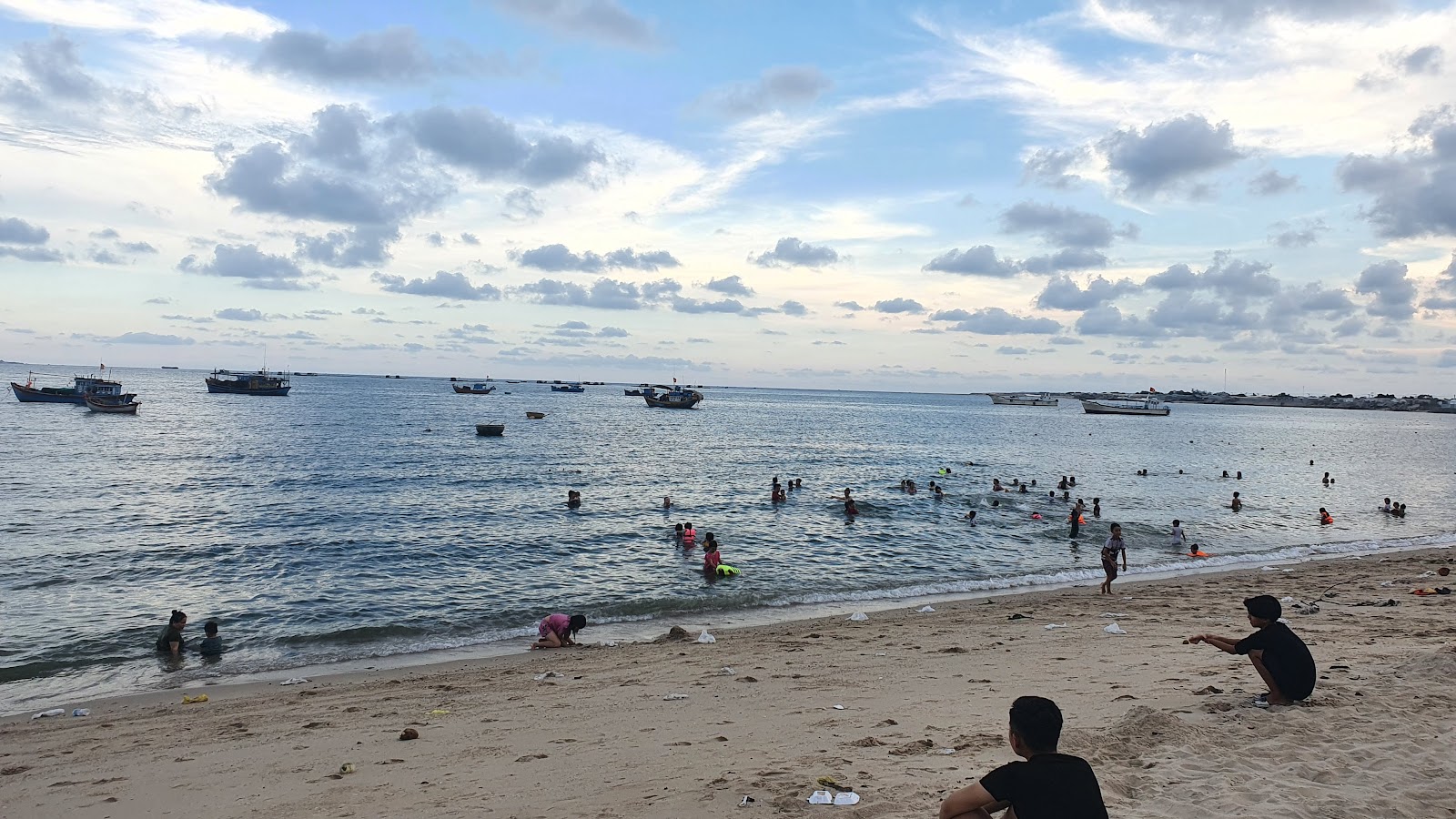 Photo de Tuy Phong Beach avec un rivage spacieux