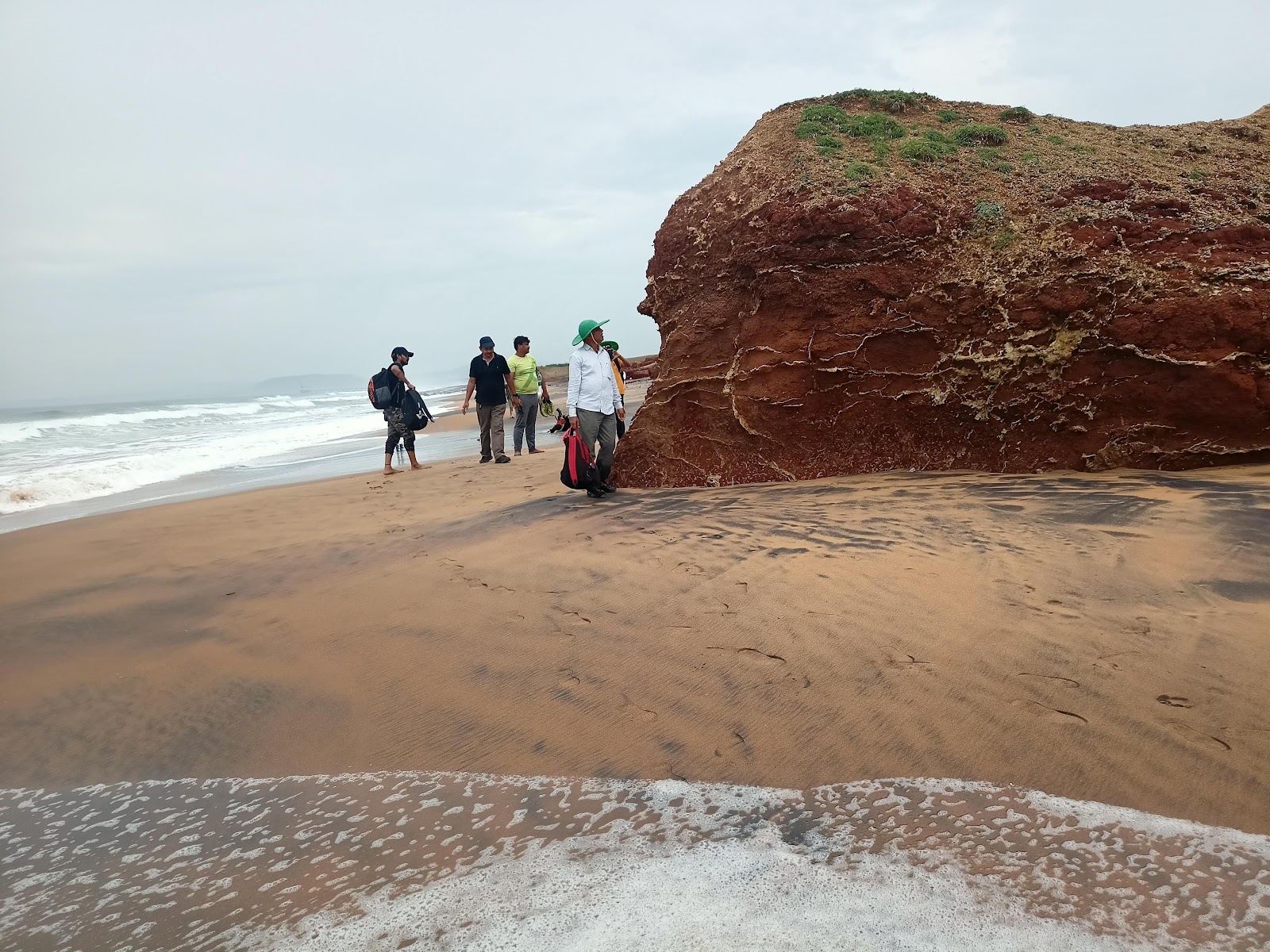 Φωτογραφία του Pandavula Pancha Beach ubicado en área natural