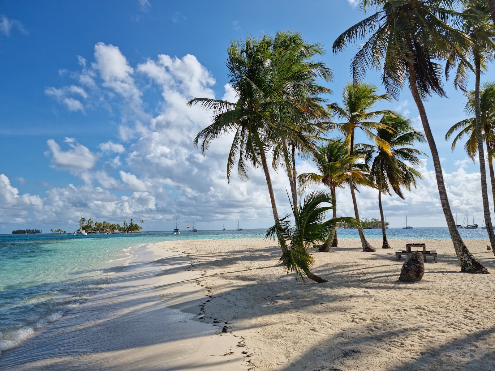 Foto de Playa de la Isla del Gran Perro con arena fina blanca superficie