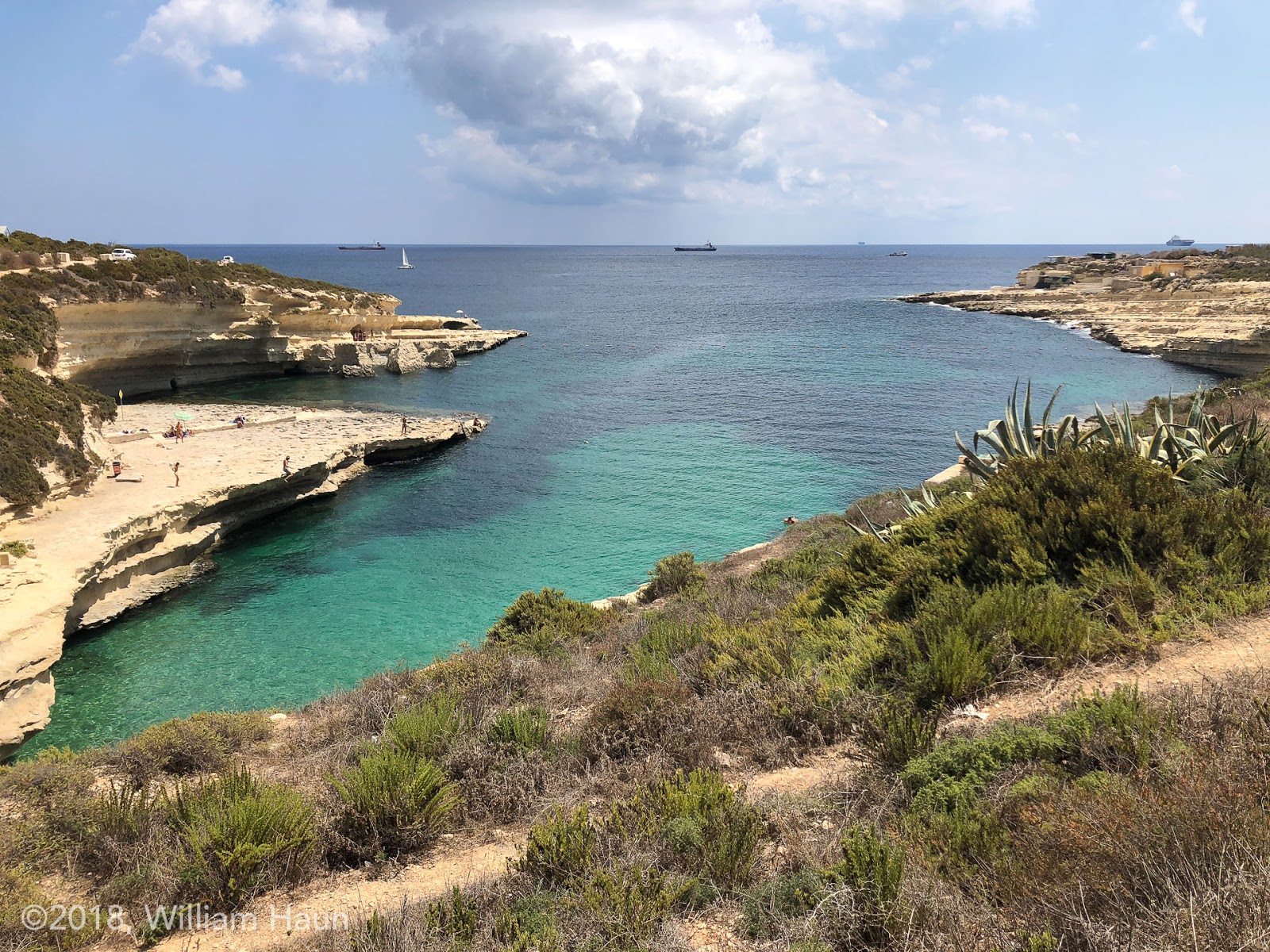 Fotografie cu Il-Kalanka beach înconjurat de munți