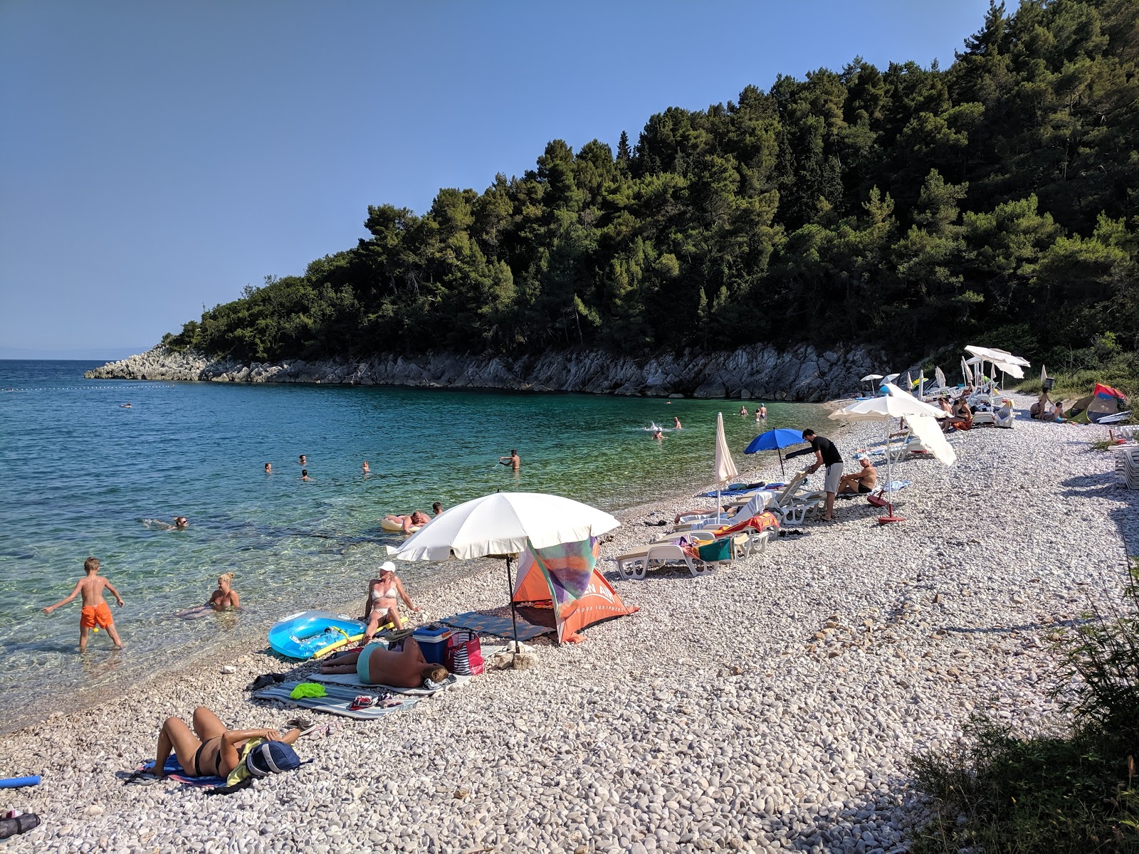 Fotografija Huboka beach z lahki kamenček površino