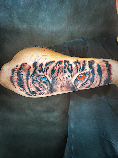 Explore honey pot tattoo ideas, creative tattoo ideas in Crossville, available at Inkt tattoo shop