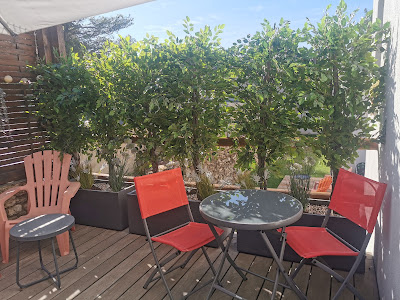 Les Cèdres : Location studio de vacances pour 2 à 4 personnes, avec Terrasse, parking privé à Uzès, dans le Gard. à Uzès