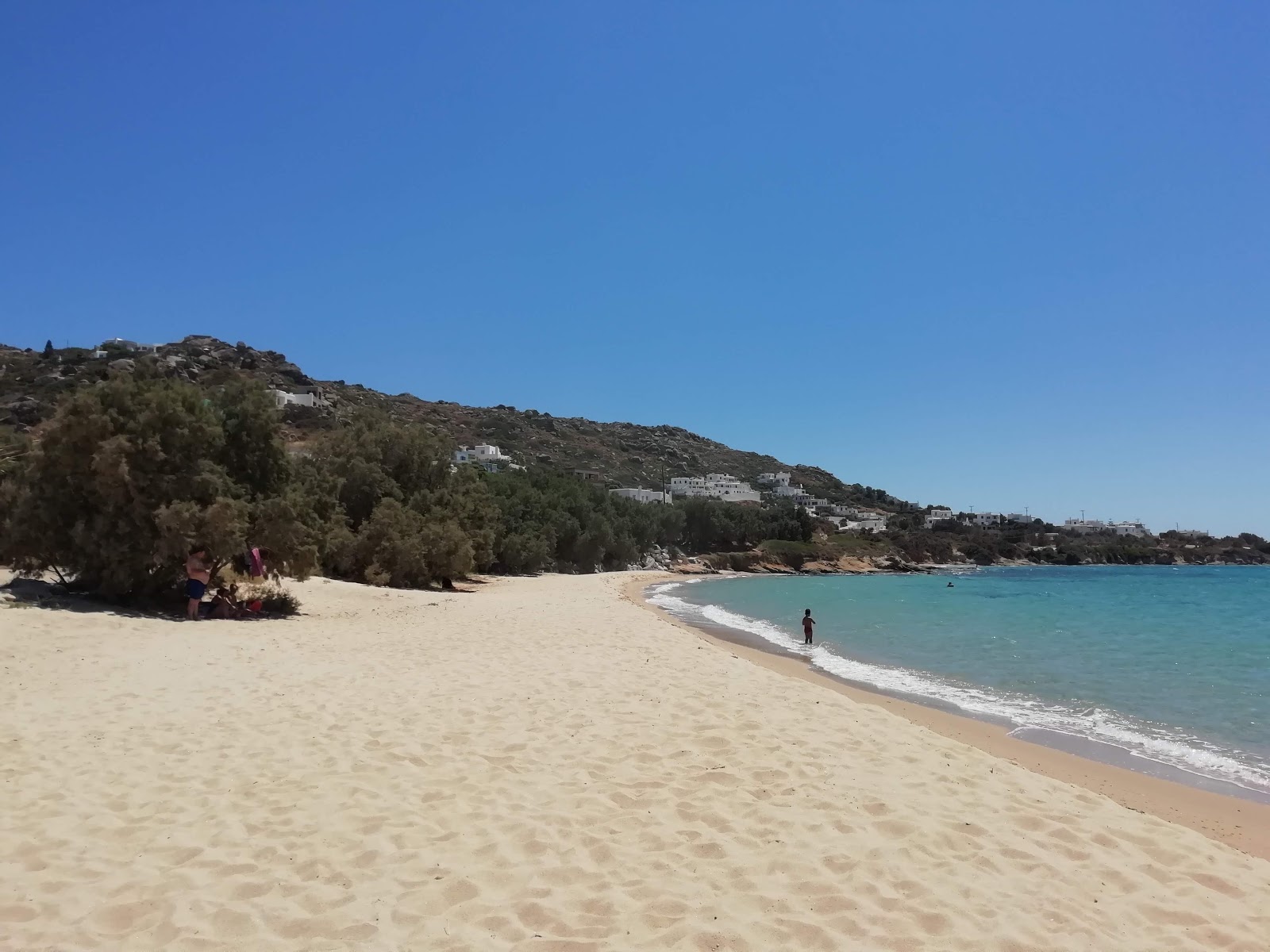 Foto van Plaka Beach en de nederzetting