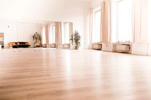 Flowtando - Studio für Tanz, Yoga und Coaching image