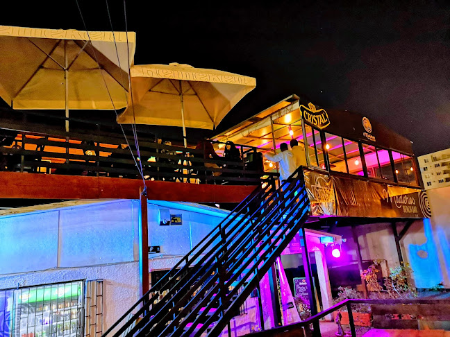 MADEROS BEACH BAR - Pub
