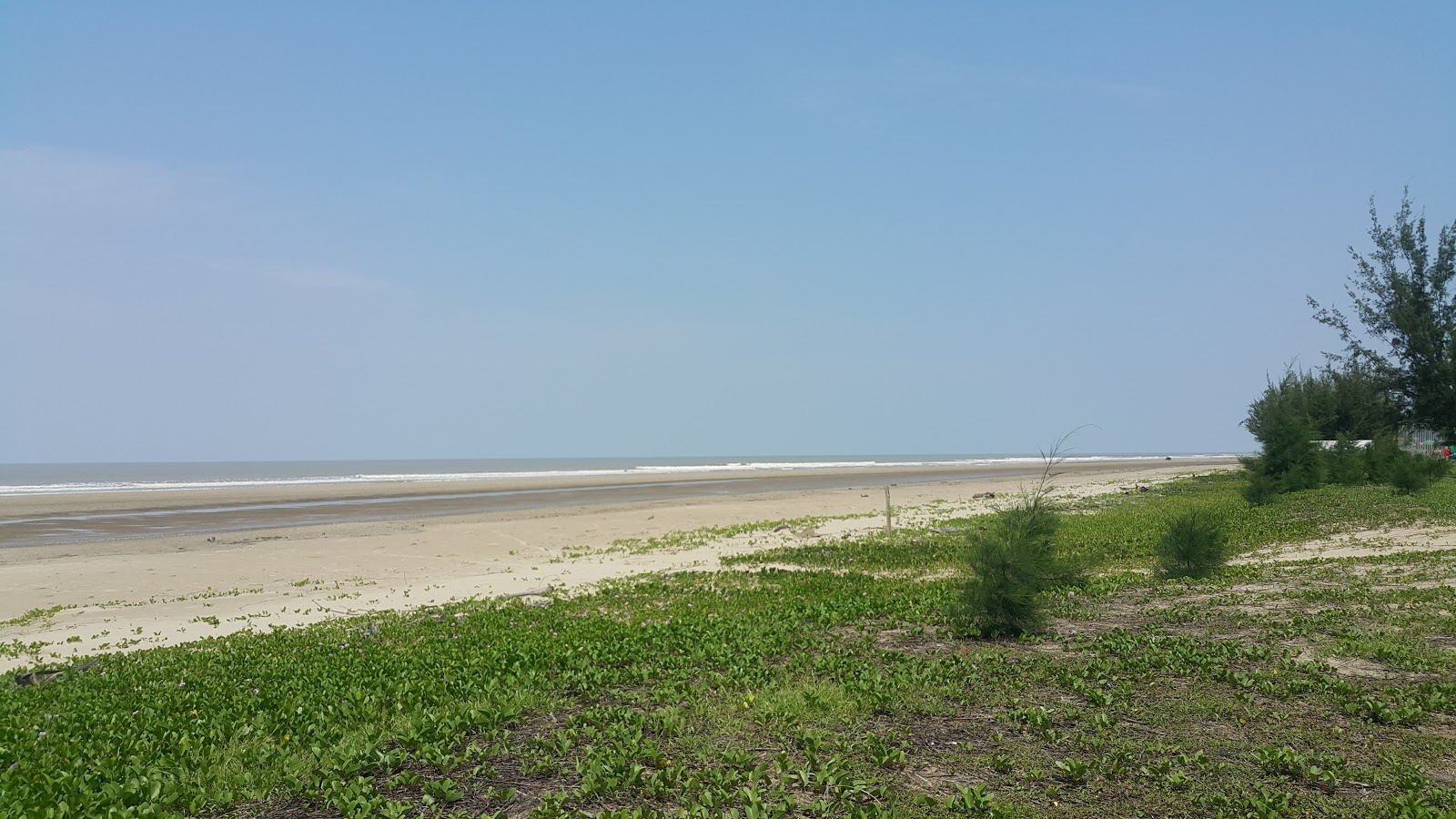 Tanjung Kembang Beach的照片 带有长直海岸