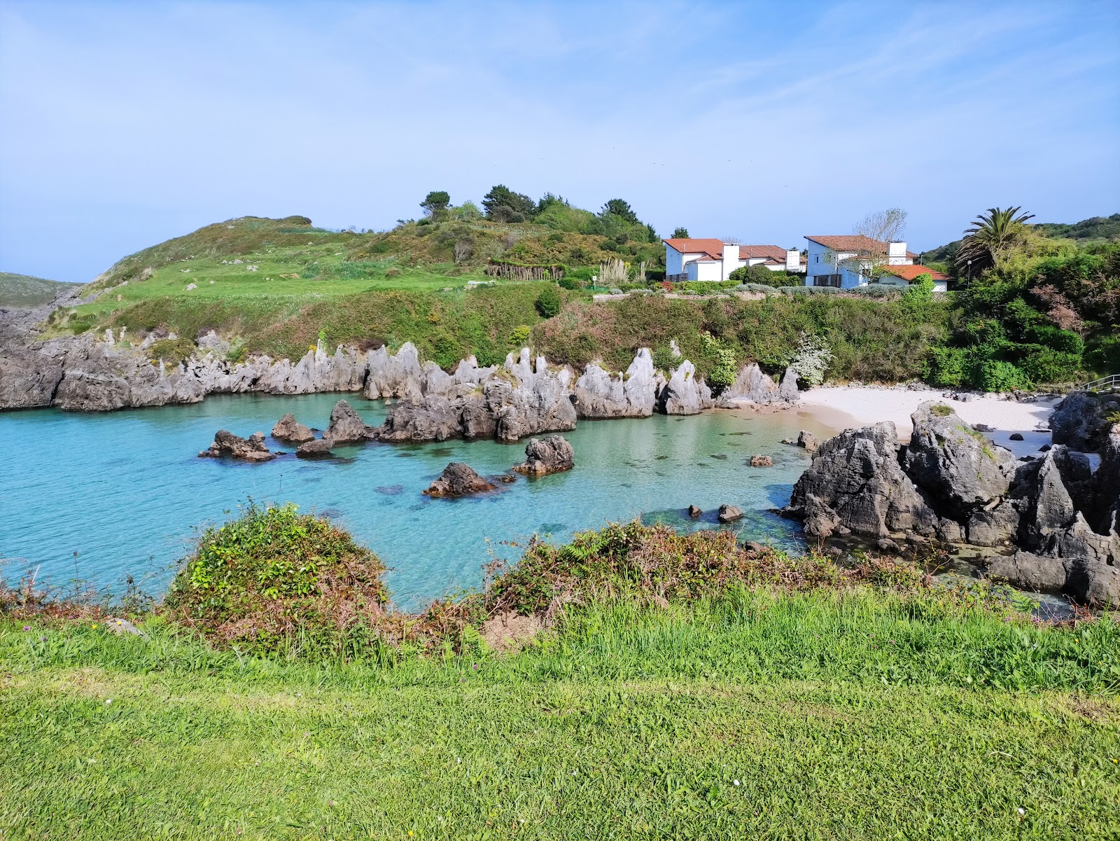 Playa de Sorraos'in fotoğrafı - rahatlamayı sevenler arasında popüler bir yer