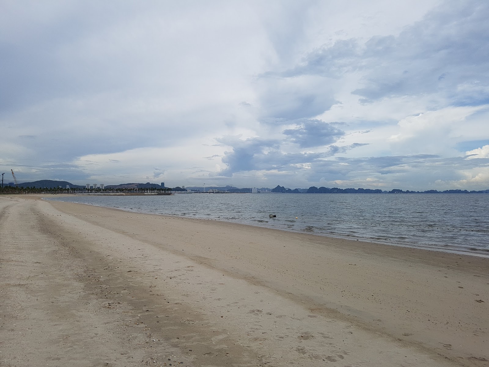 Tuan Chau Resort beach'in fotoğrafı - rahatlamayı sevenler arasında popüler bir yer