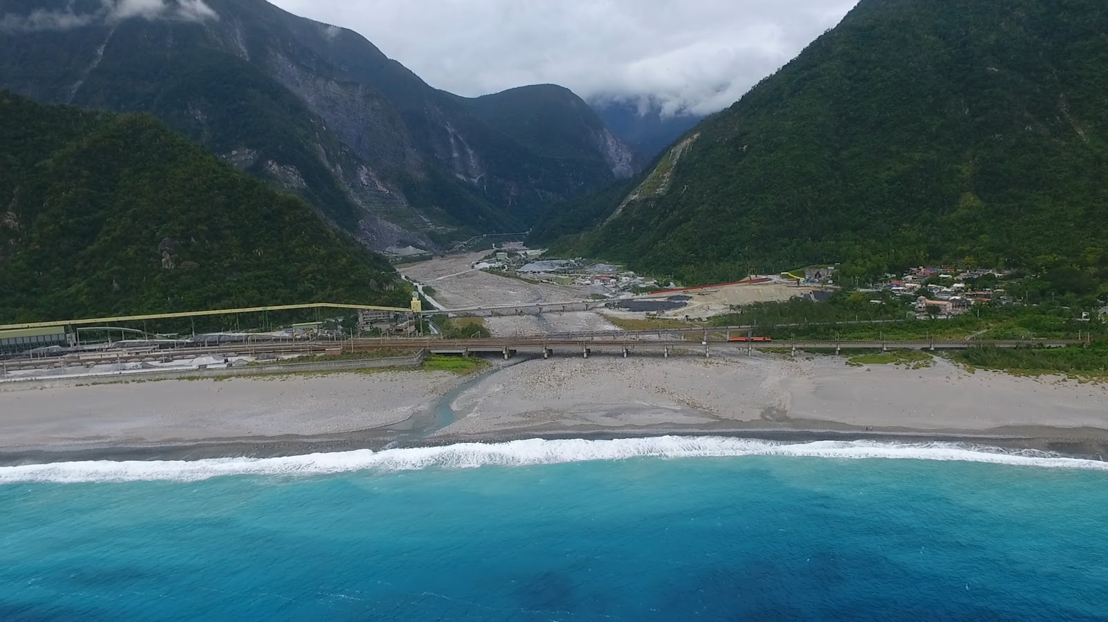 Φωτογραφία του Heren Beach - δημοφιλές μέρος μεταξύ λάτρεις της χαλάρωσης