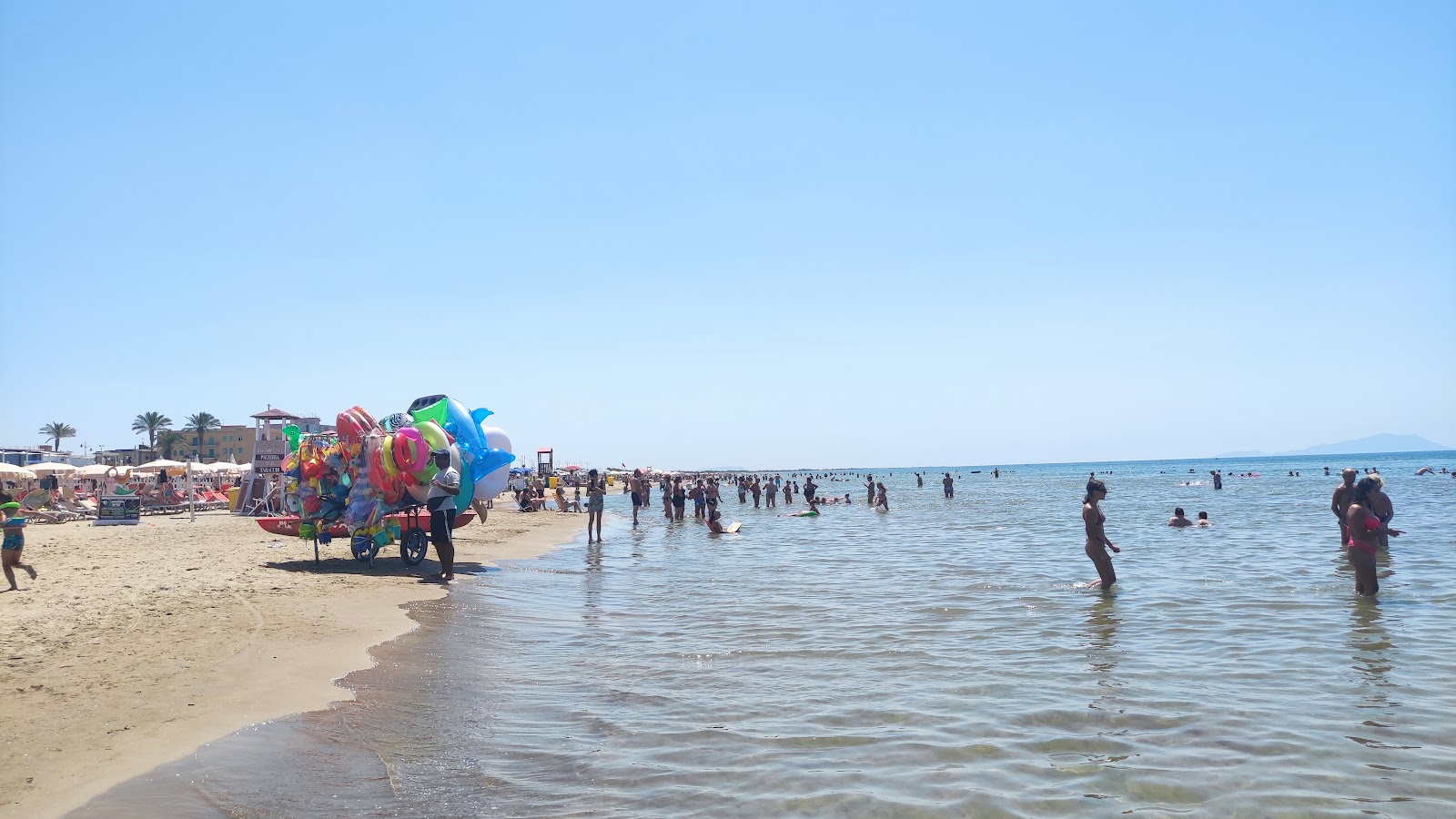 Foto van Spiaggia di Mondragone met blauw water oppervlakte