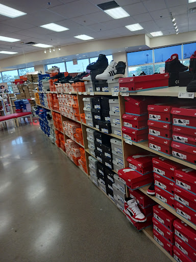 Famous Footwear, 1816 Hilliard Rome Rd, Hilliard, OH 43026, USA, 