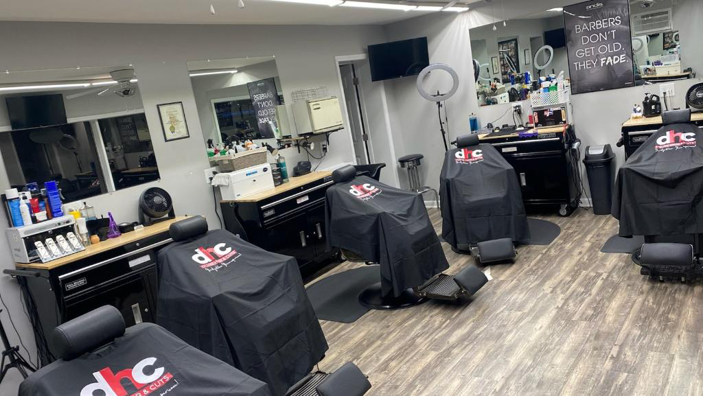 D’Luxe Cuts Barbershop 40218