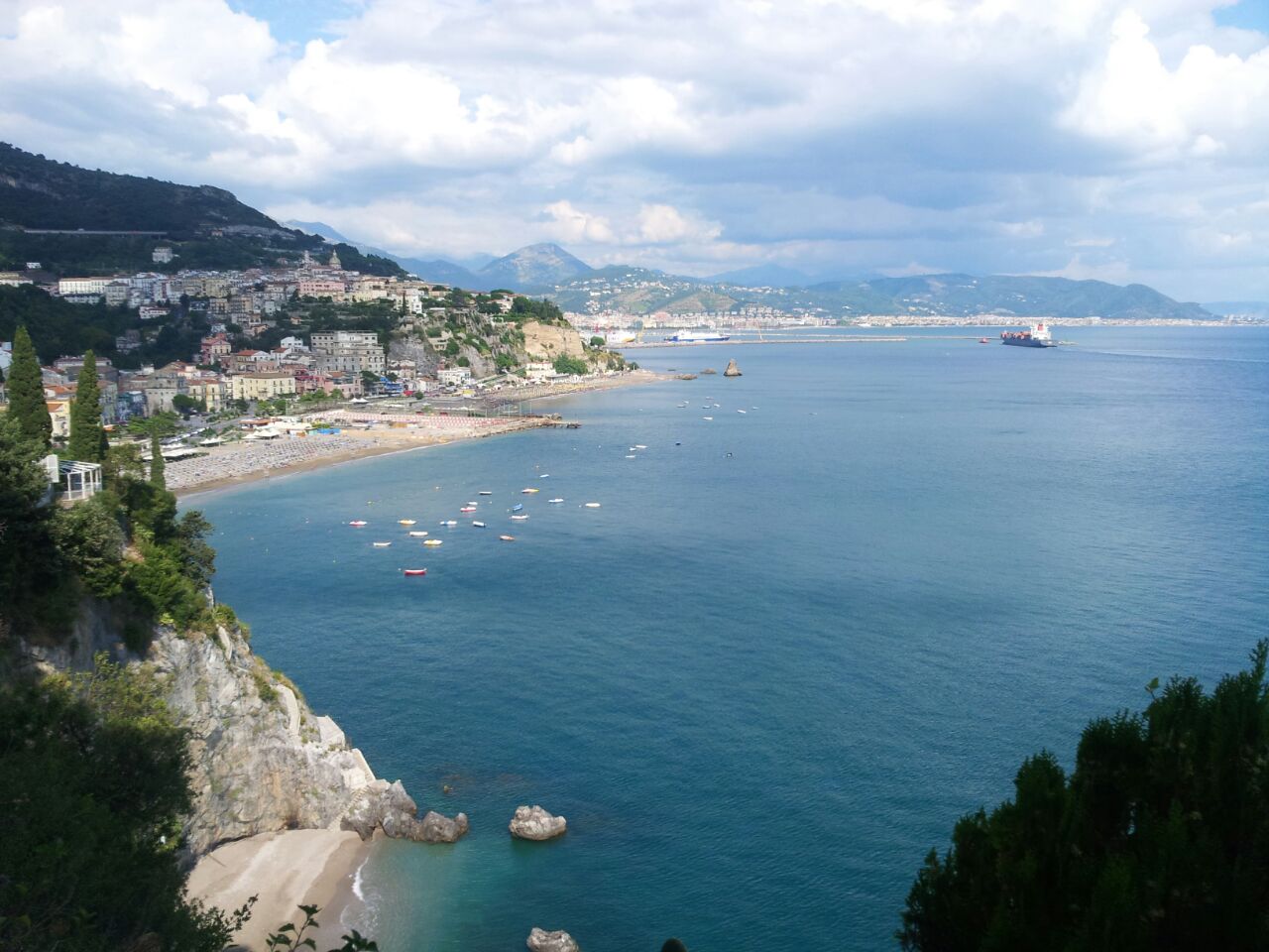 Foto von Spiaggia Torre d'Albori mit kleine, braune kiesel Oberfläche