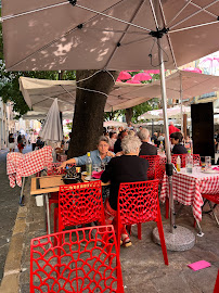Atmosphère du Restaurant Brasserie Des Aires à Grasse - n°4