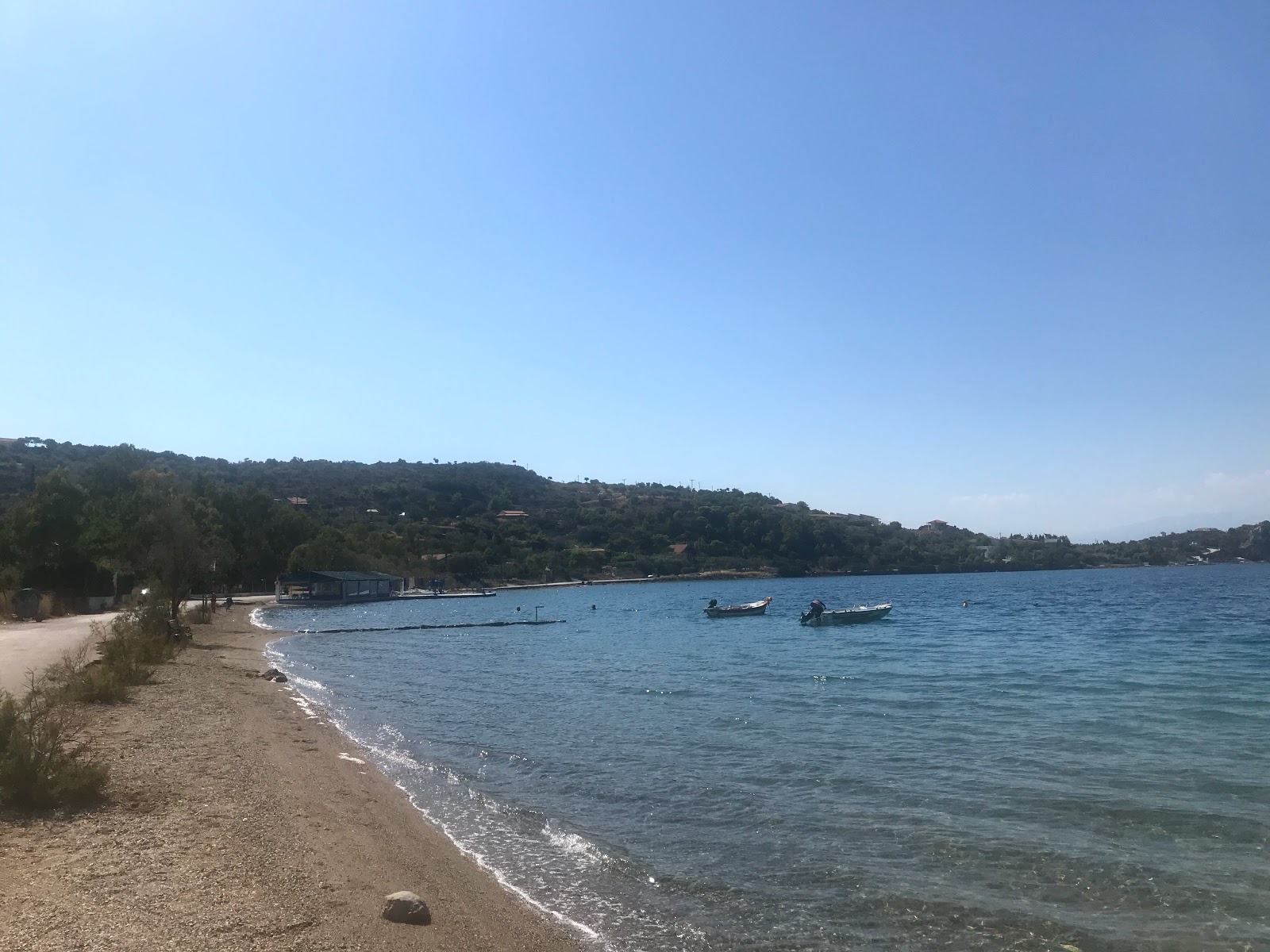 Niki's beach的照片 带有蓝色的水表面