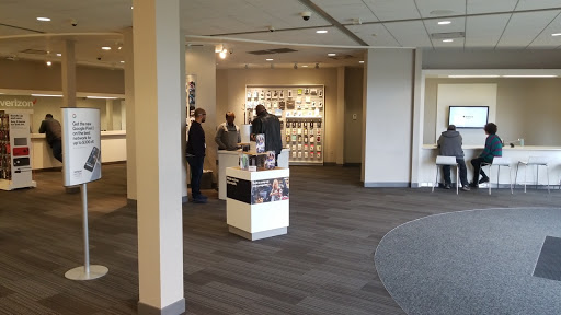 Cell Phone Store «Verizon», reviews and photos, 5945 Mayfield Rd, Mayfield Heights, OH 44124, USA