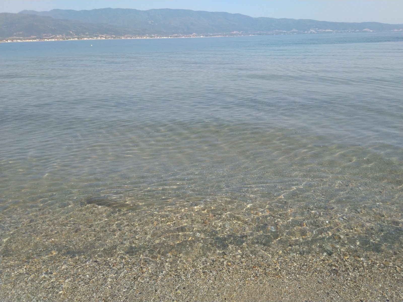 Milies Beach'in fotoğrafı - rahatlamayı sevenler arasında popüler bir yer