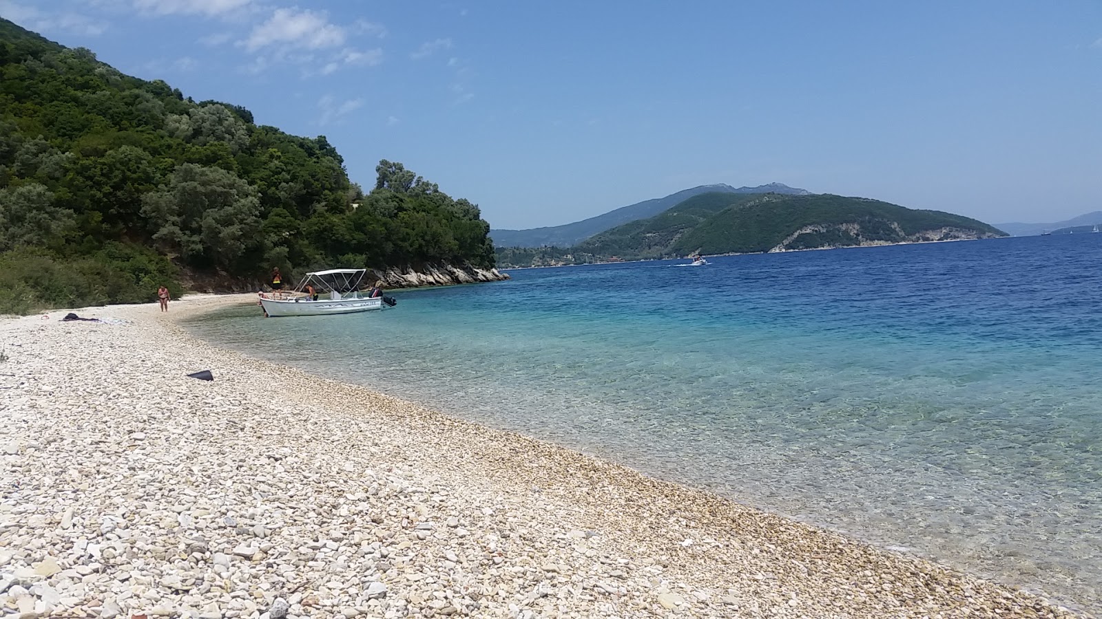 Photo de Kamari Beach situé dans une zone naturelle