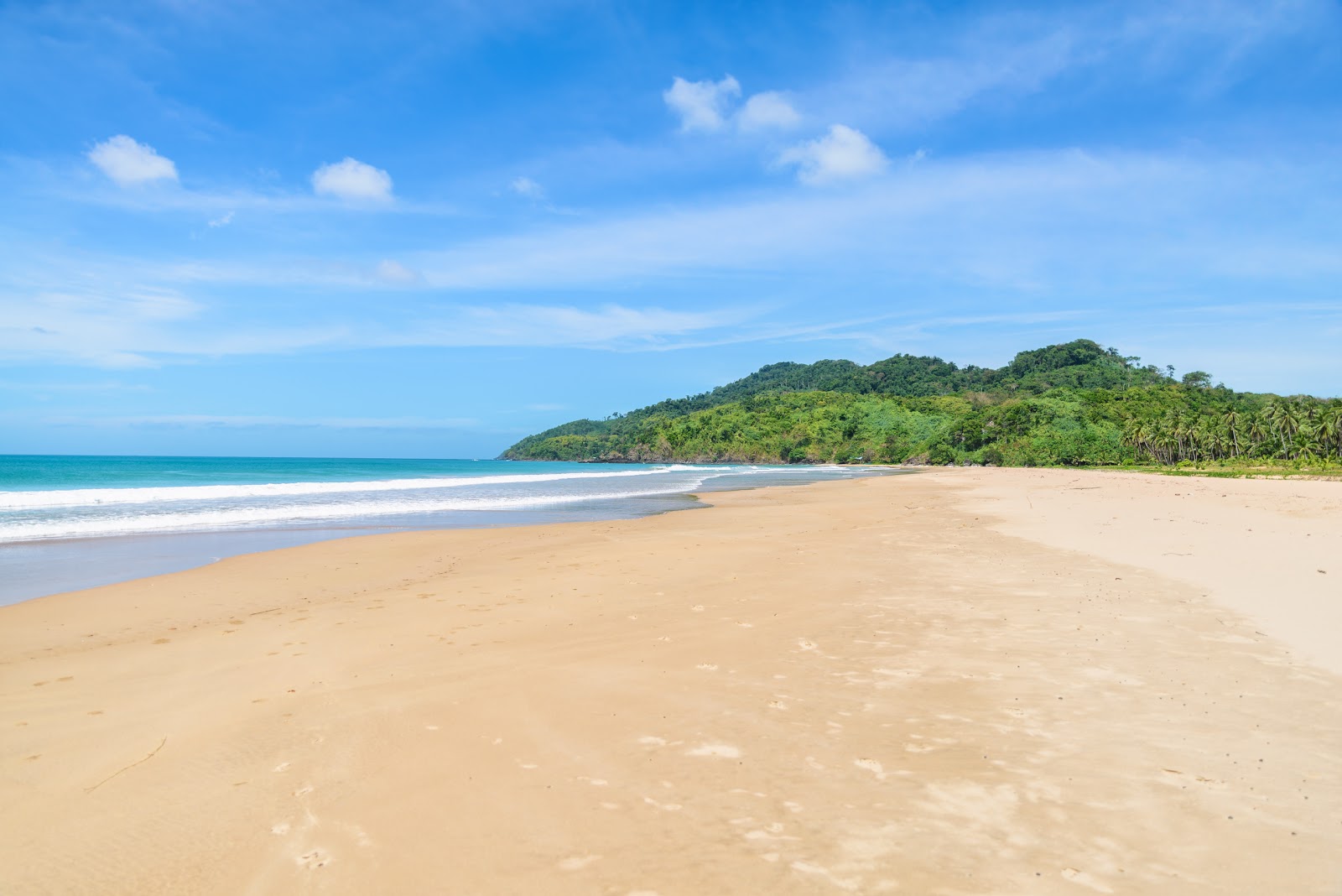 Foto von Verde Safari Beach mit lange, gerade küste