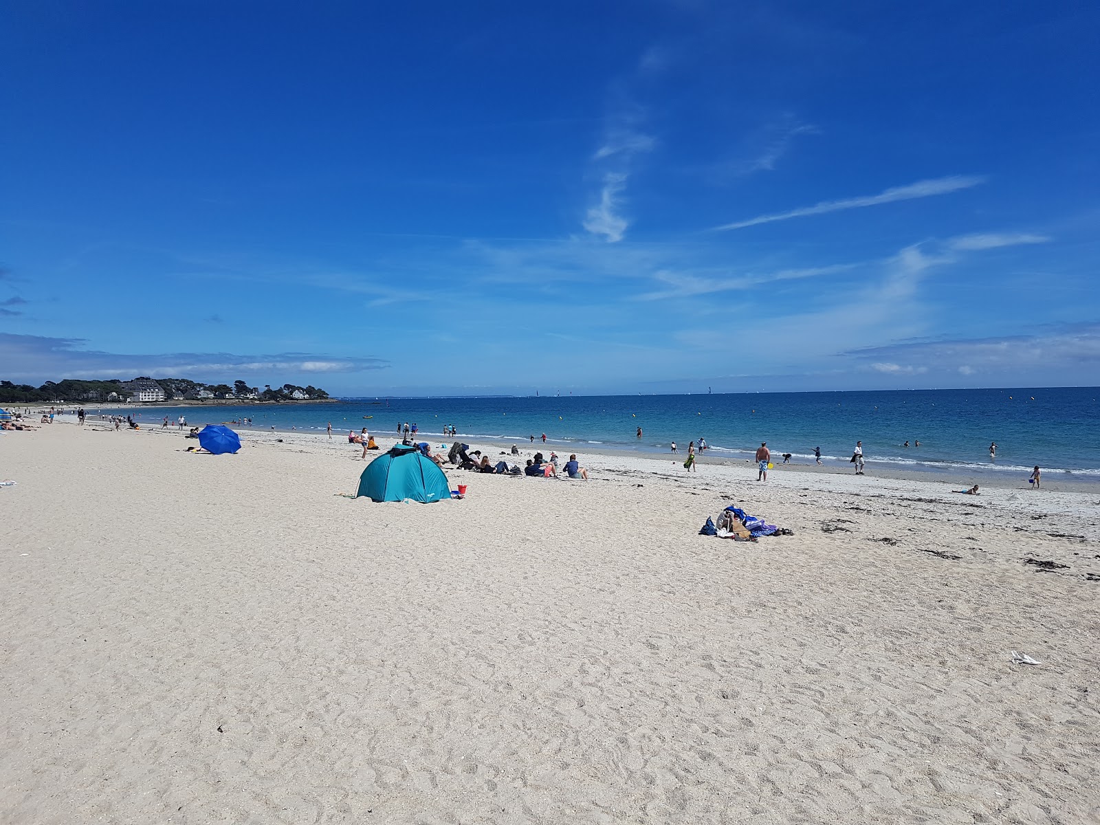 Foto di Plage de Carnac con una superficie del acqua turchese