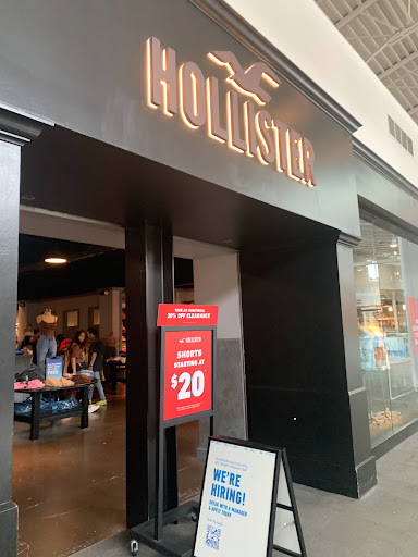 Clothing Store «Hollister Co. Outlet», reviews and photos, 651 Kapkowski Rd, Elizabeth, NJ 07201, USA