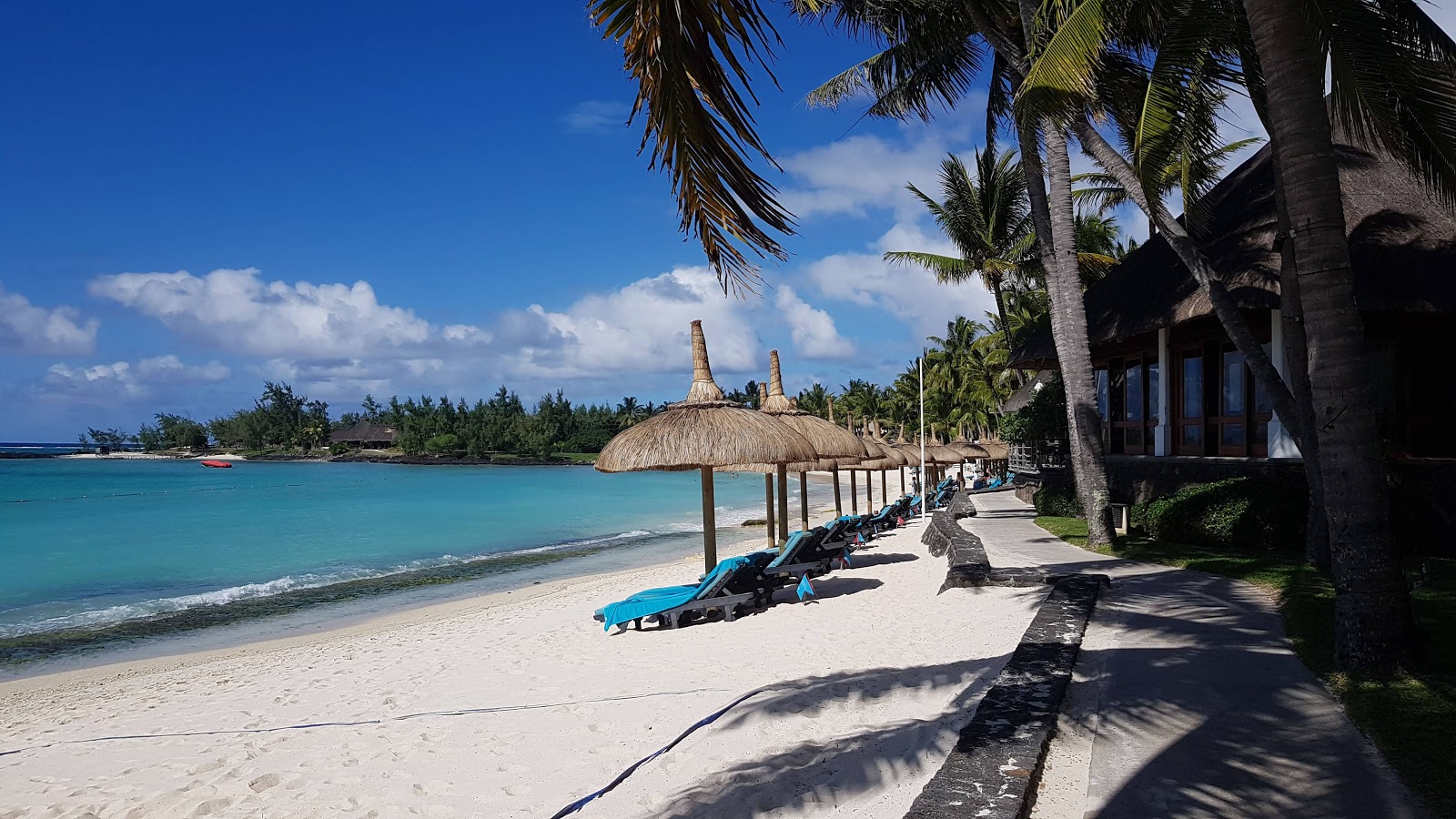 Foto av Constance Belle Strand med turkos rent vatten yta