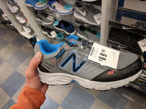 Sporting Goods Store «Big 5 Sporting Goods», reviews and photos, 900 W El Monte Way, Dinuba, CA 93618, USA