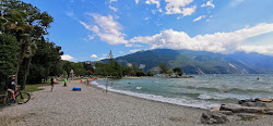 Photo de Spiaggia Riva del Garda avec petite baie