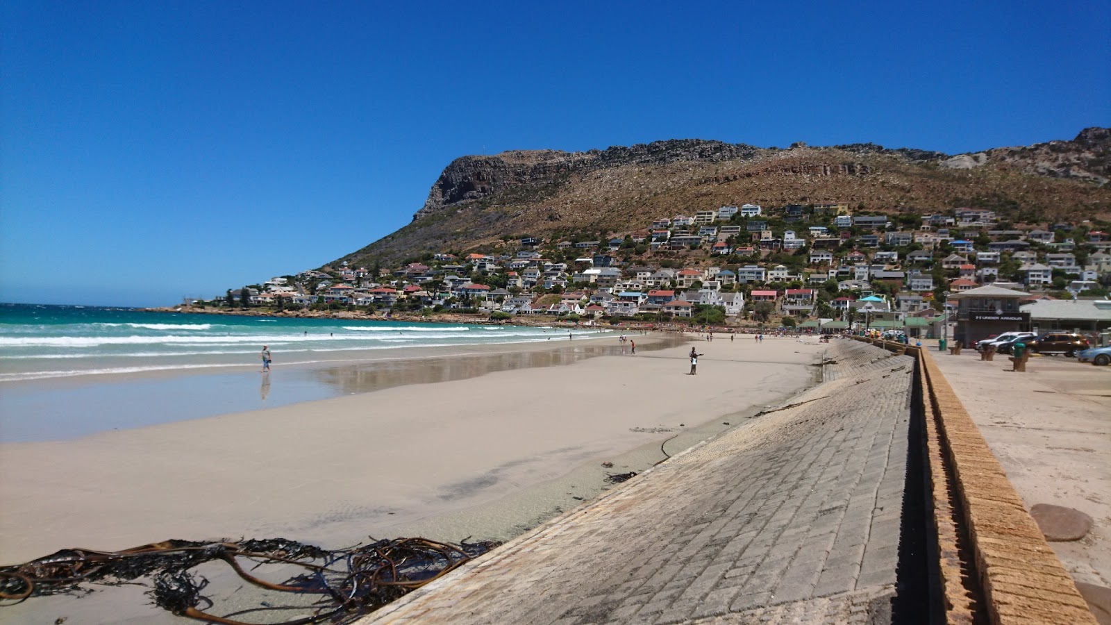 Fish Hoek beach'in fotoğrafı - rahatlamayı sevenler arasında popüler bir yer