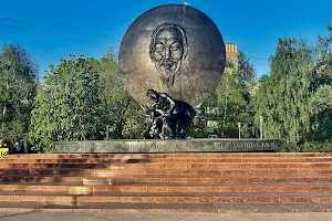 Ho Chi Minh's sculpture image