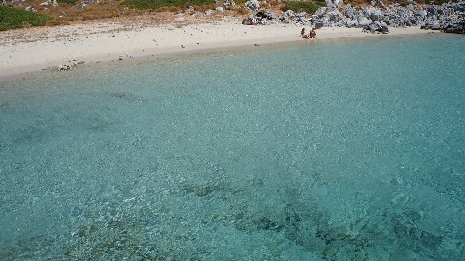 Foto von Glyfada Sarakino beach und seine wunderschöne Landschaft