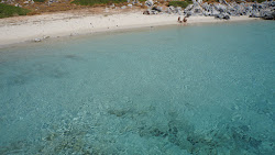 Foto von Glyfada Sarakino beach und seine wunderschöne Landschaft
