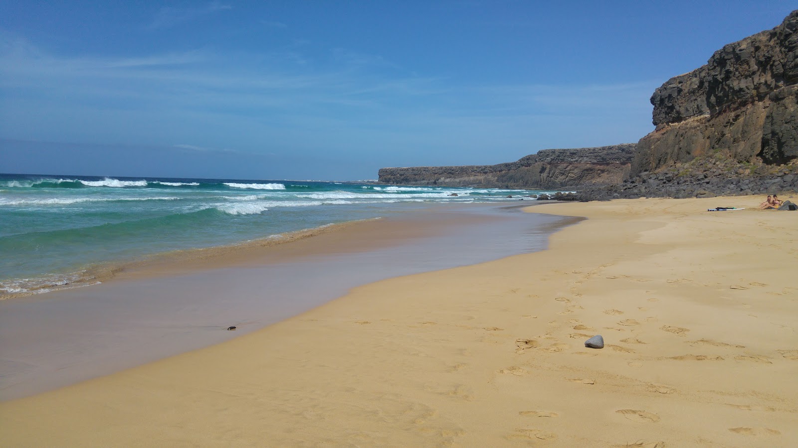 Foto de Playa del Aguila - lugar popular entre os apreciadores de relaxamento