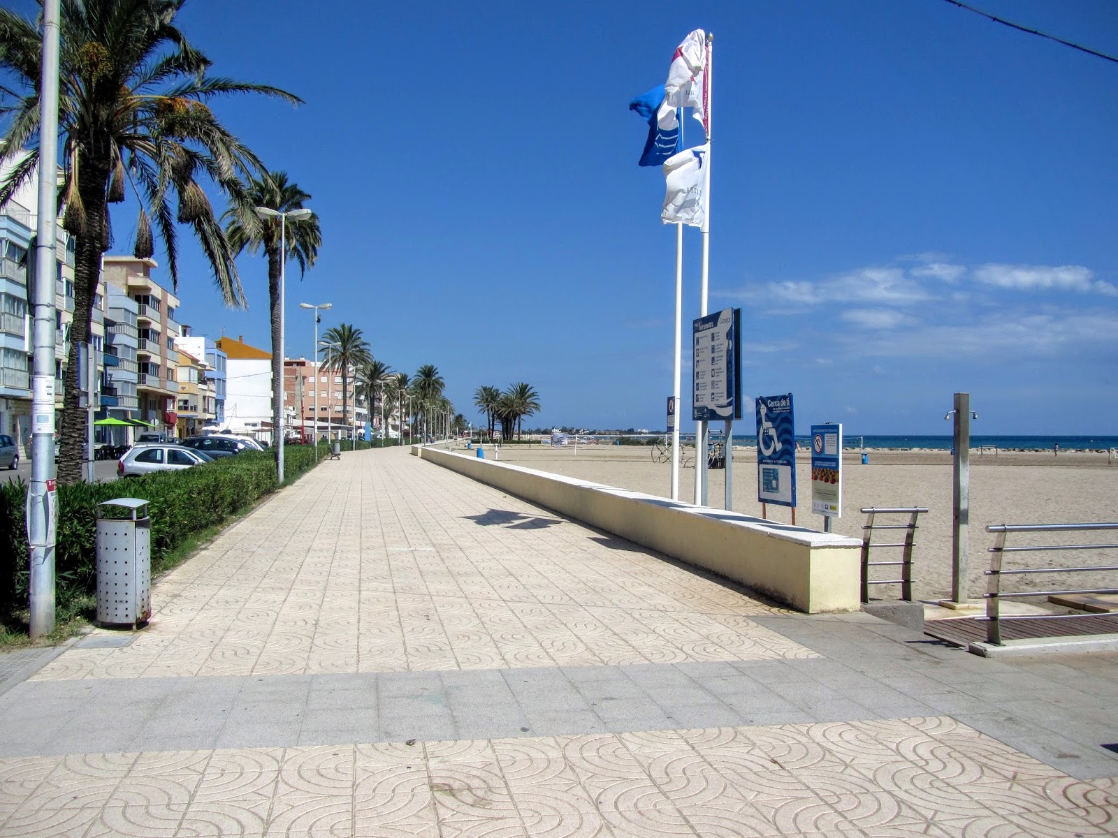 Foto von Playa de Torrenostra mit grünes wasser Oberfläche