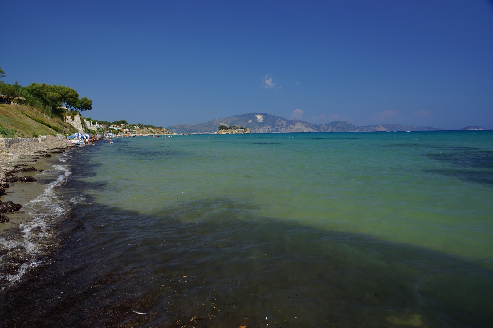 Photo de Agios Sostis beach II avec sable brun de surface