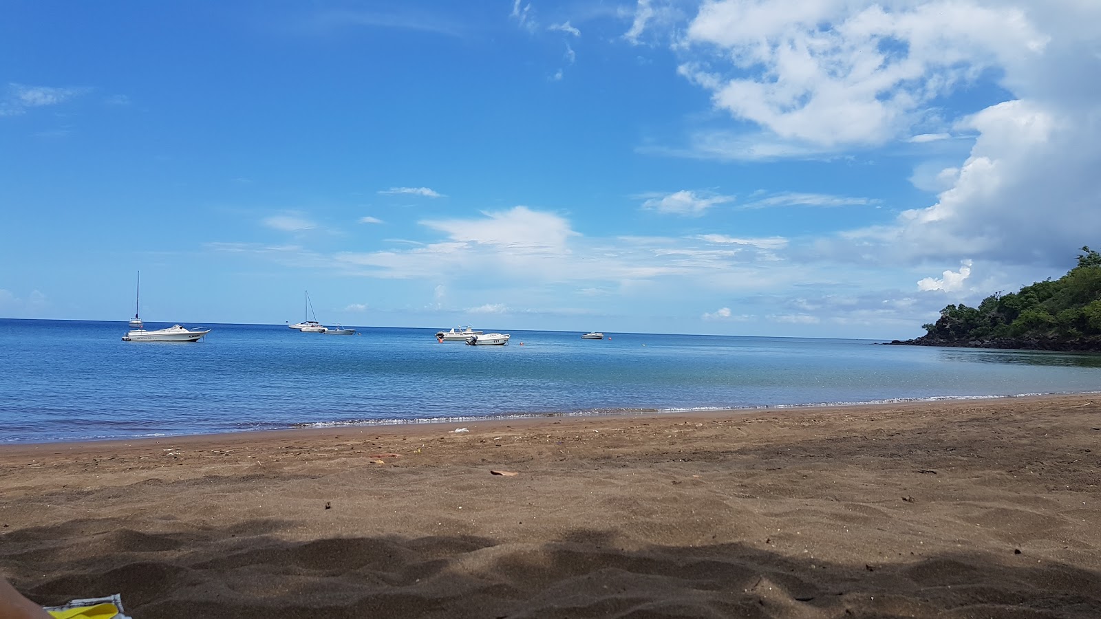 Foto av Trevani Beach med blått vatten yta