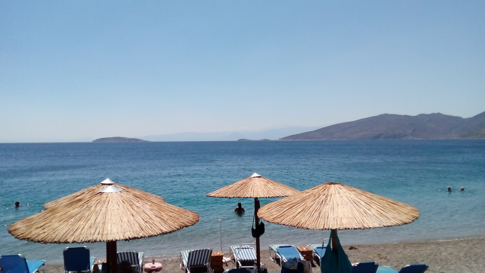 Foto von Agios Isidoros beach und die siedlung