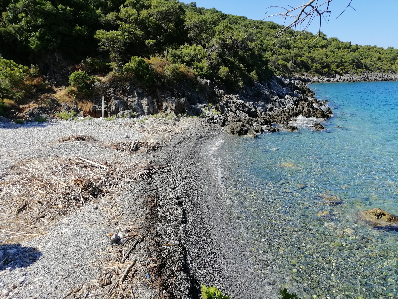 Photo de Dikotaki beach avec un niveau de propreté de assez propre