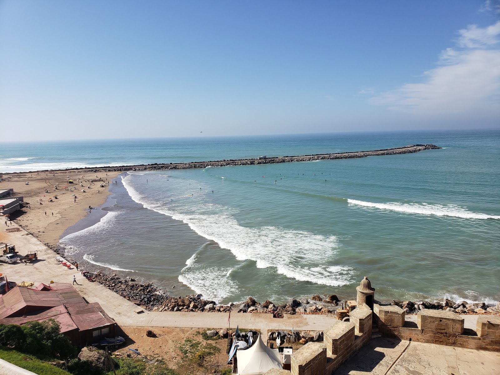 Fotografie cu Plaja Rabat și așezarea
