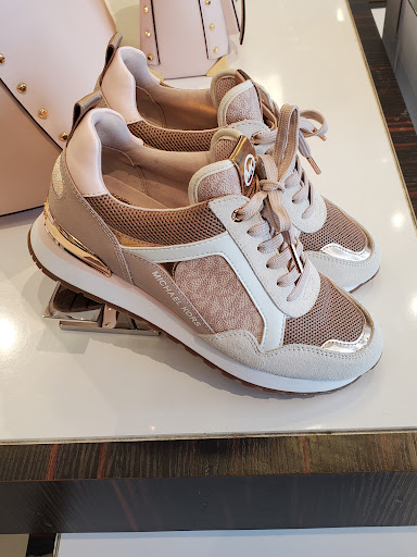 Fashion Accessories Store «Michael Kors», reviews and photos, 1650 Premium Outlet Blvd #1800, Aurora, IL 60502, USA