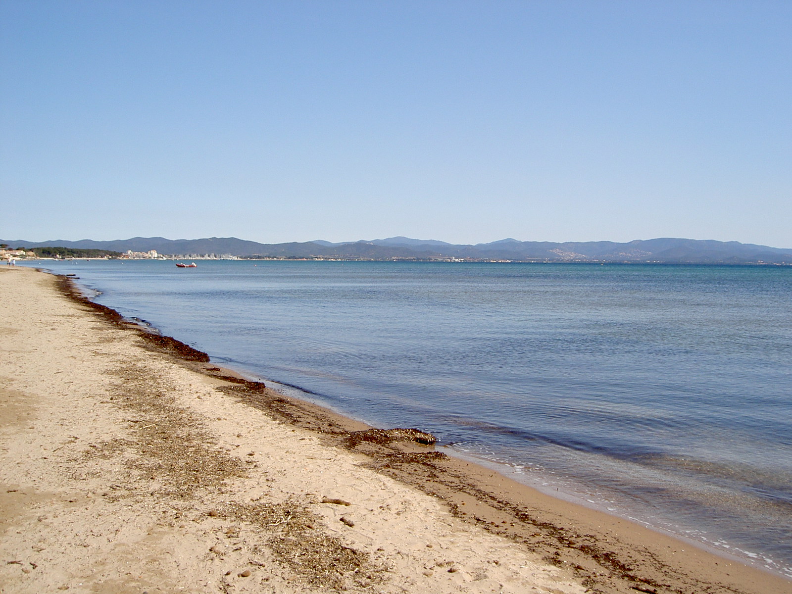 Foto van Belturon beach met ruim strand