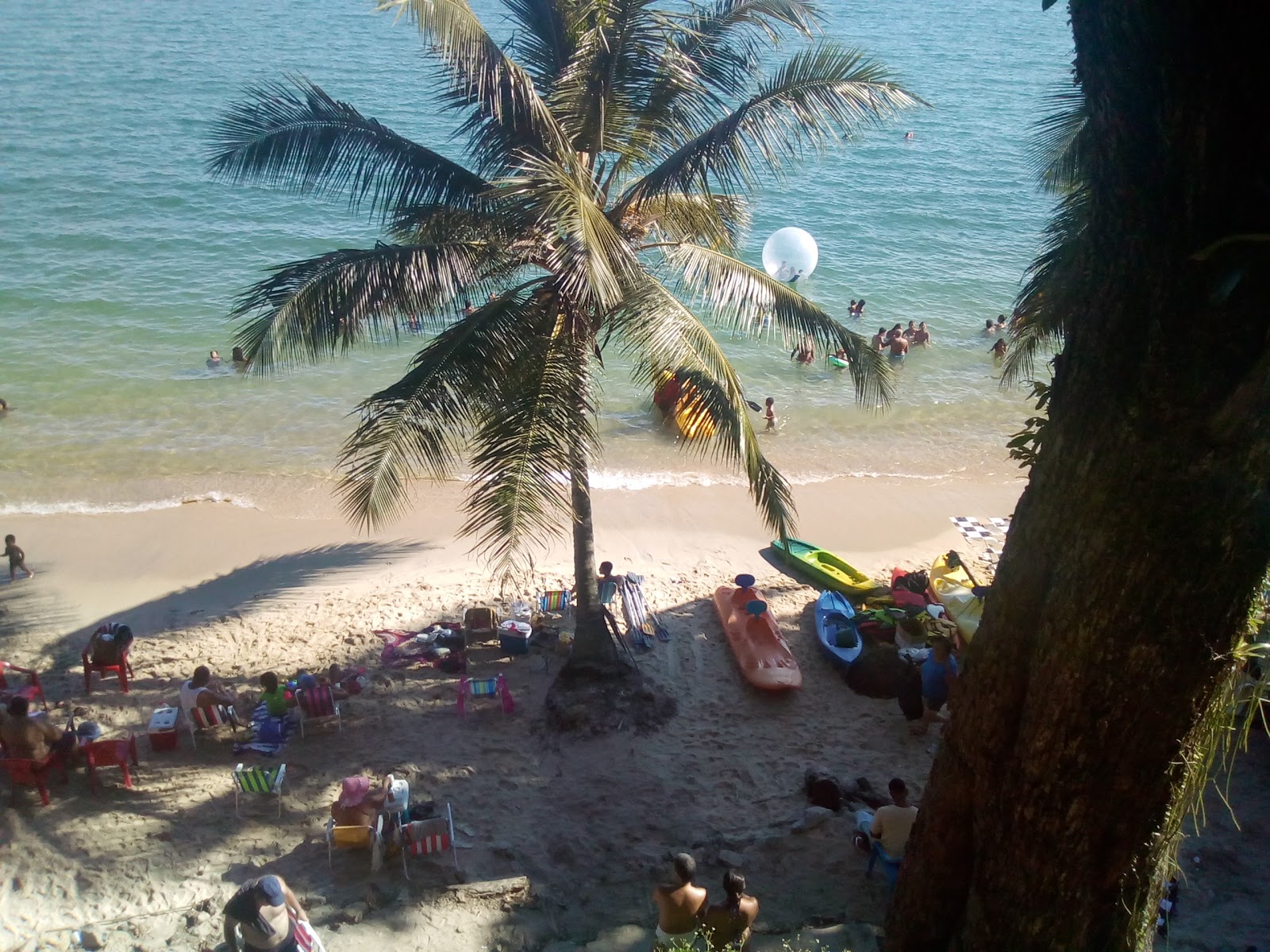 Foto av Praia das Eguas omgiven av klippor