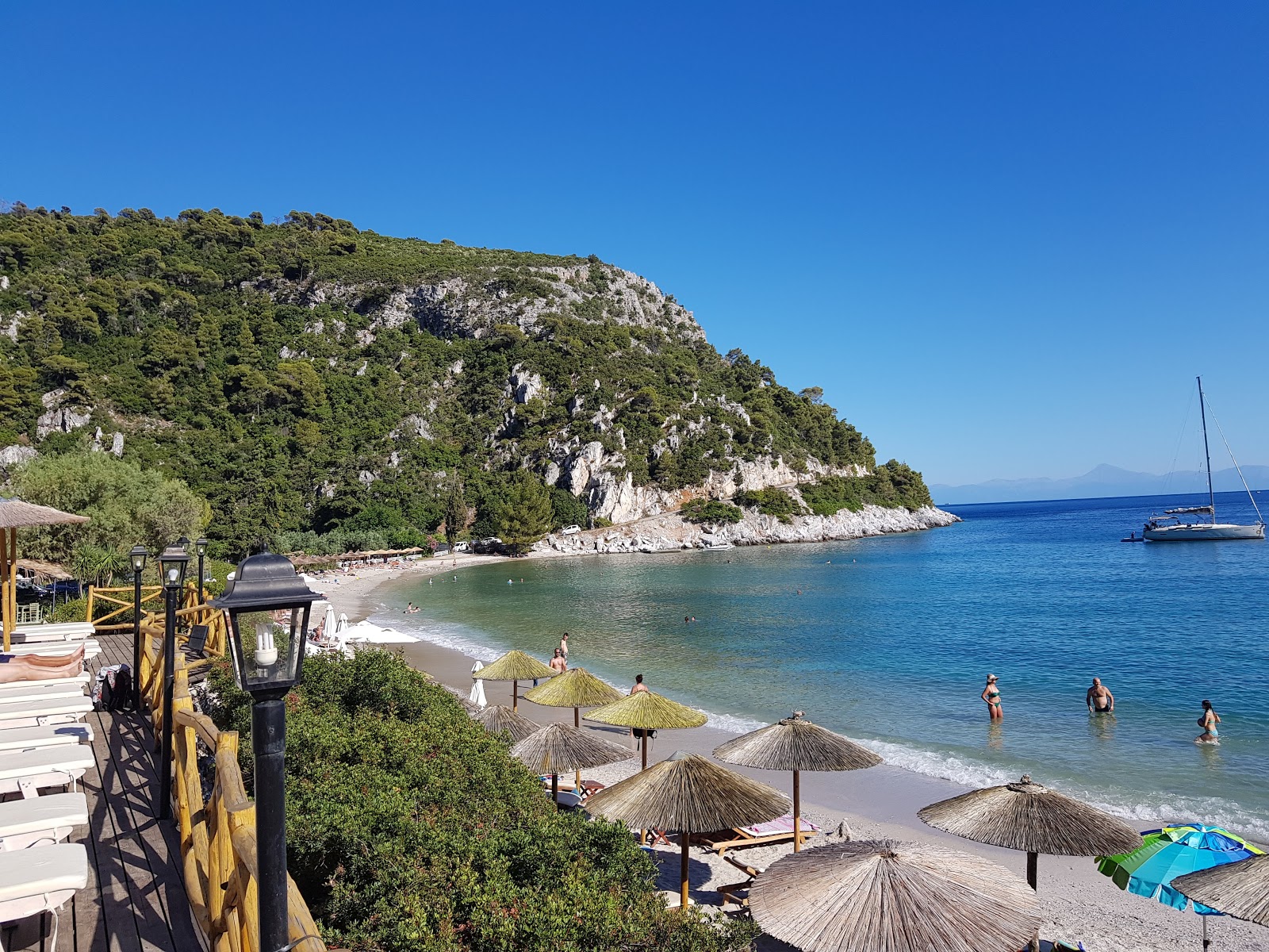 Foto de Limnonari beach com água cristalina superfície