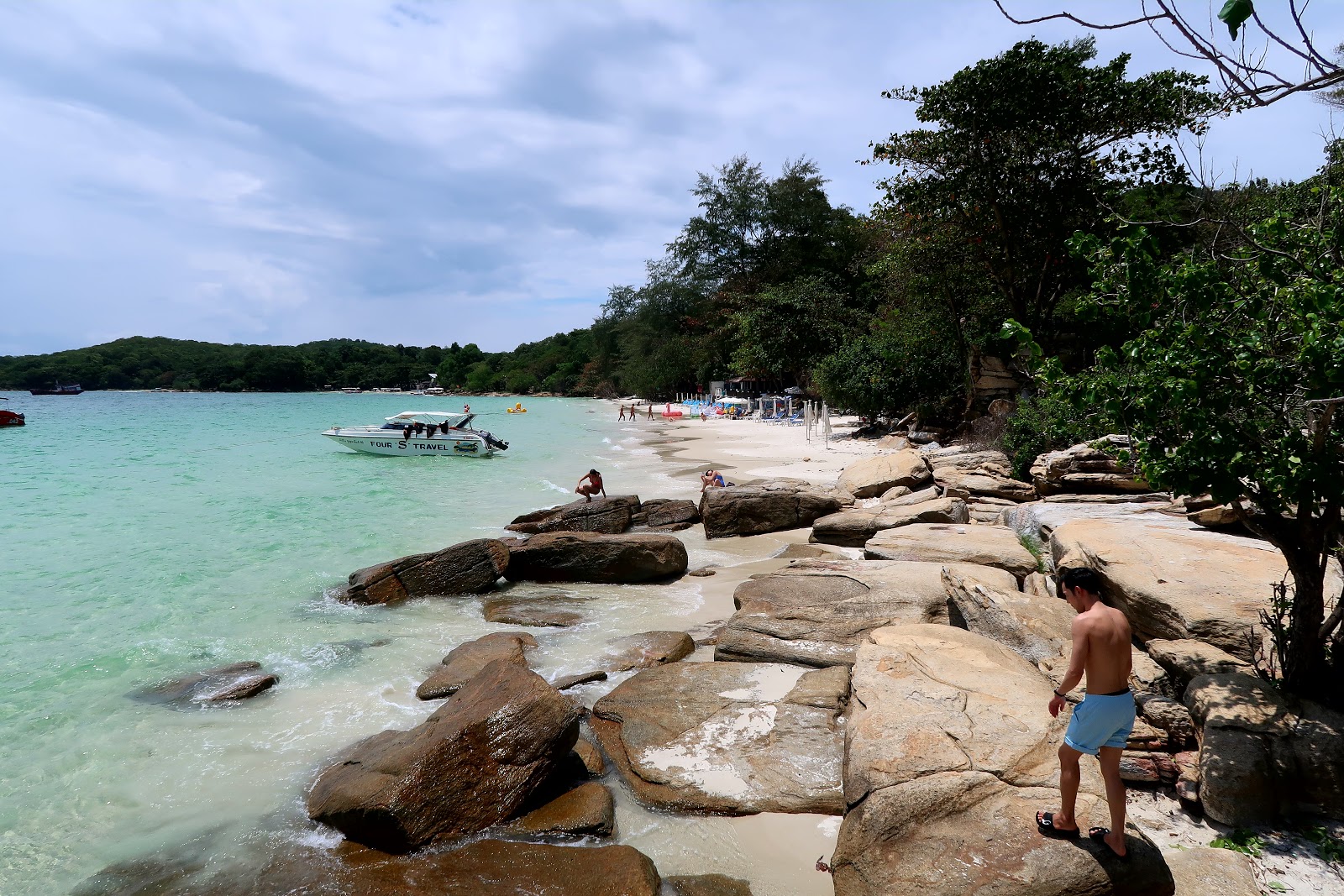 Sai Kaew Beach的照片 带有碧绿色纯水表面