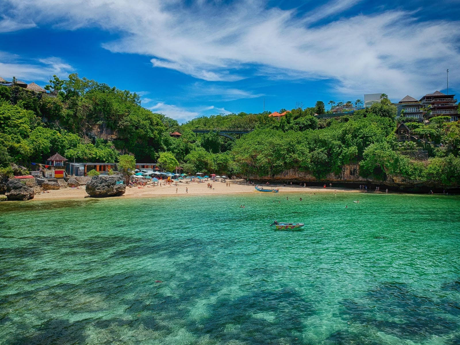 Foto von Padang Padang Strand mit gerader strand