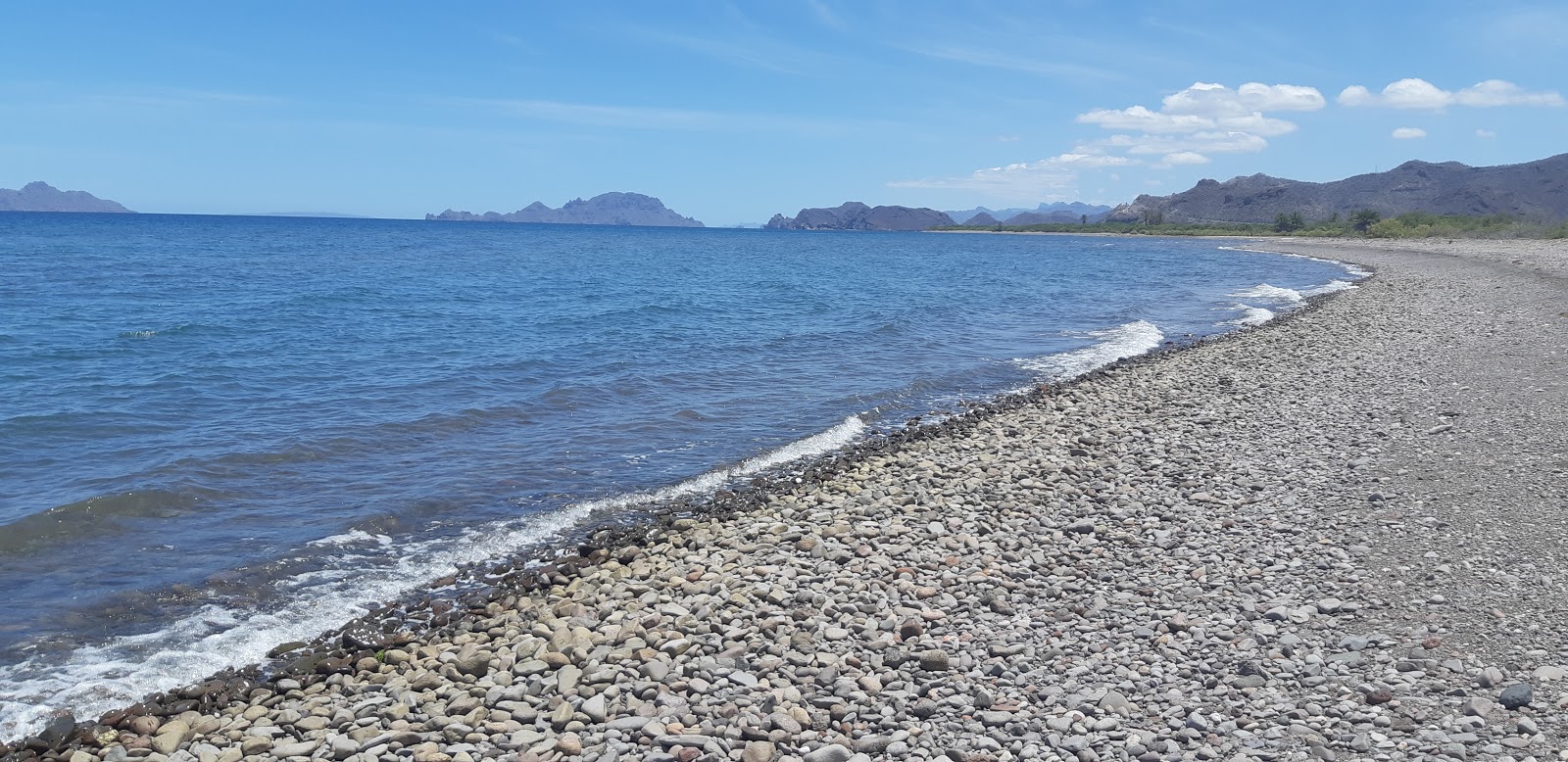 Fotografie cu Playa Vista Al Mar cu o suprafață de nisip gri și pietricel