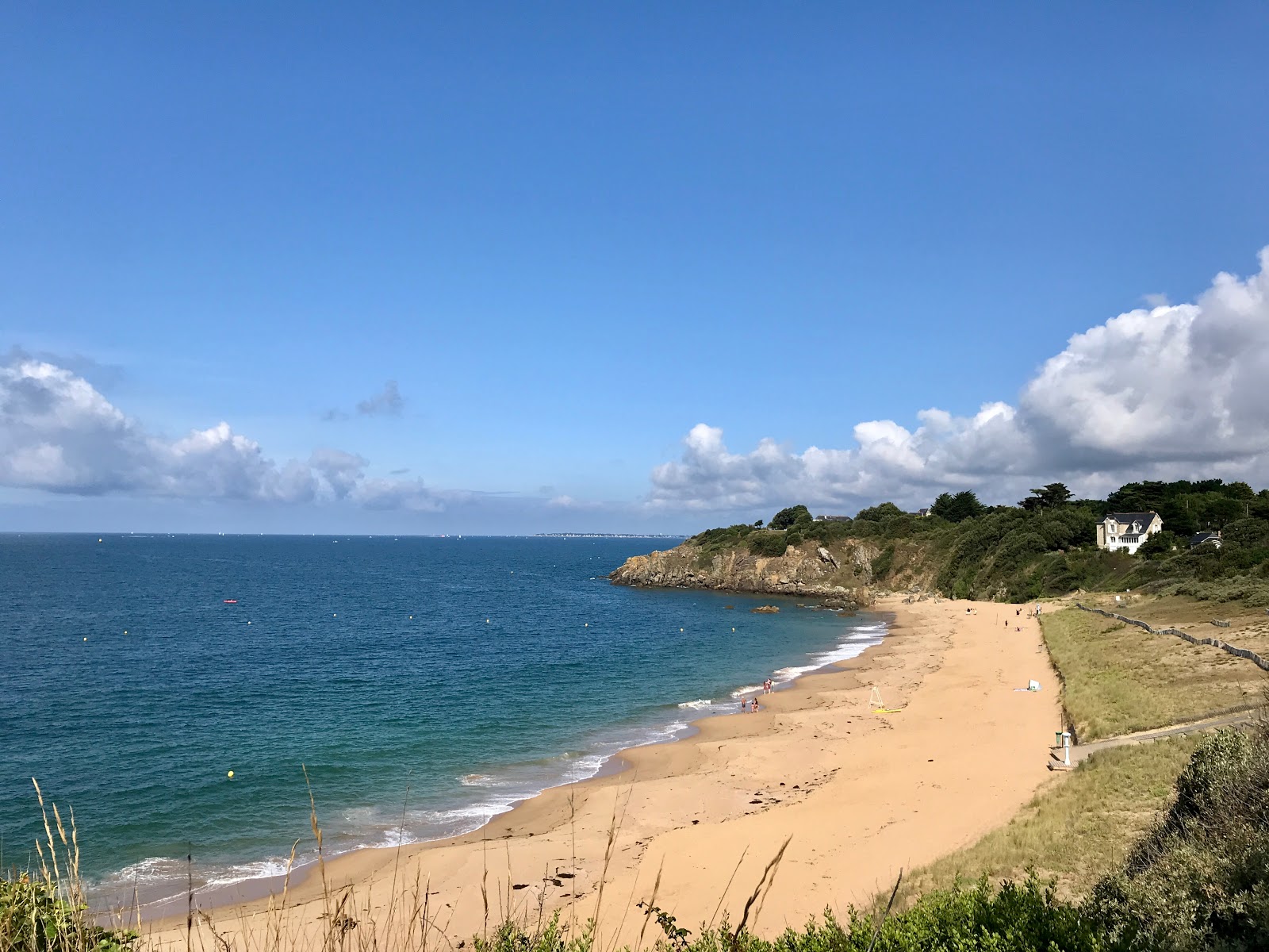 Foto di Plage des Jaunais con una superficie del sabbia beige
